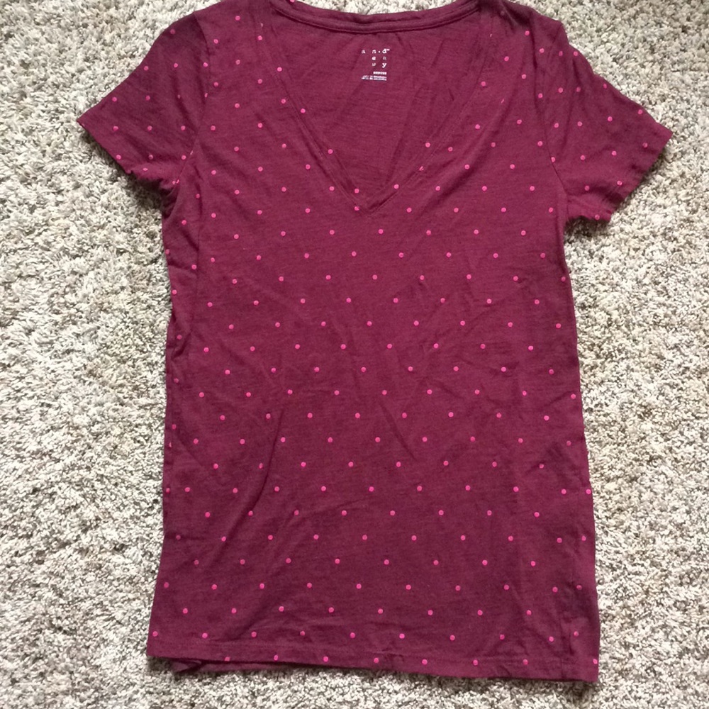 Polka dot v neck tee.